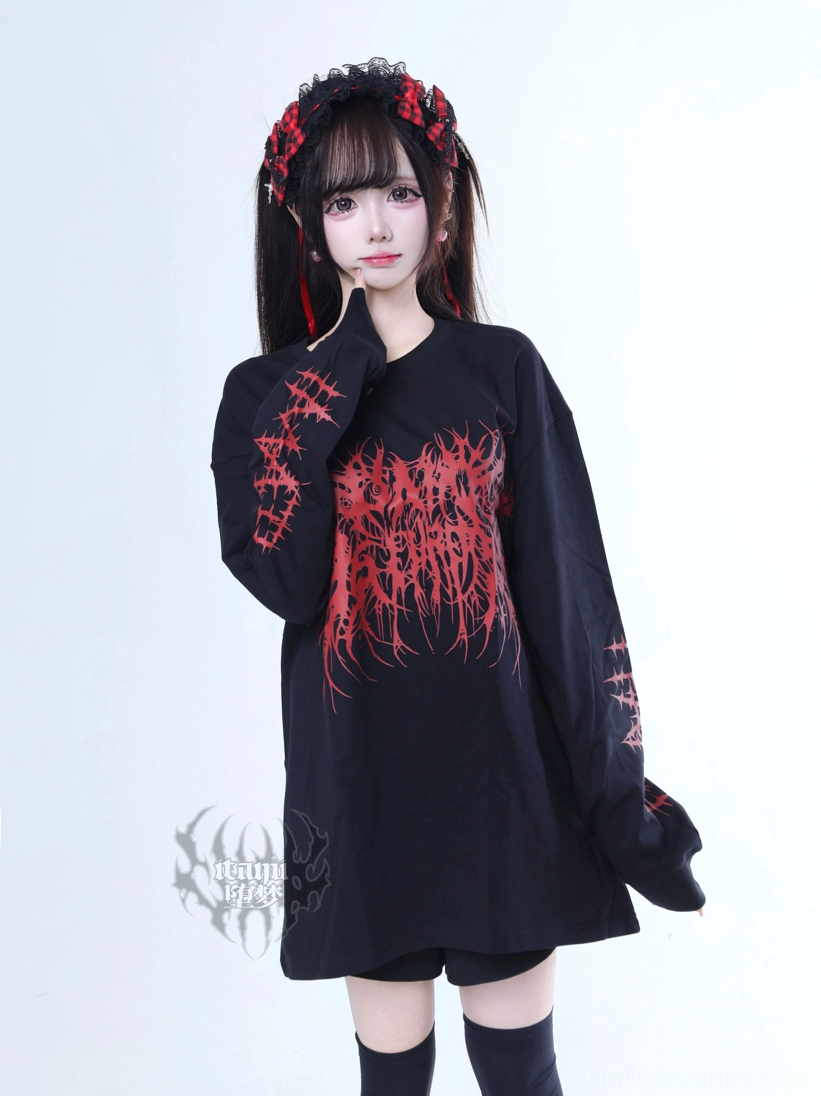 Jirai Kei oversized goth long-sleeve tee black base red typography brutal print model twin tails red accessories upper front