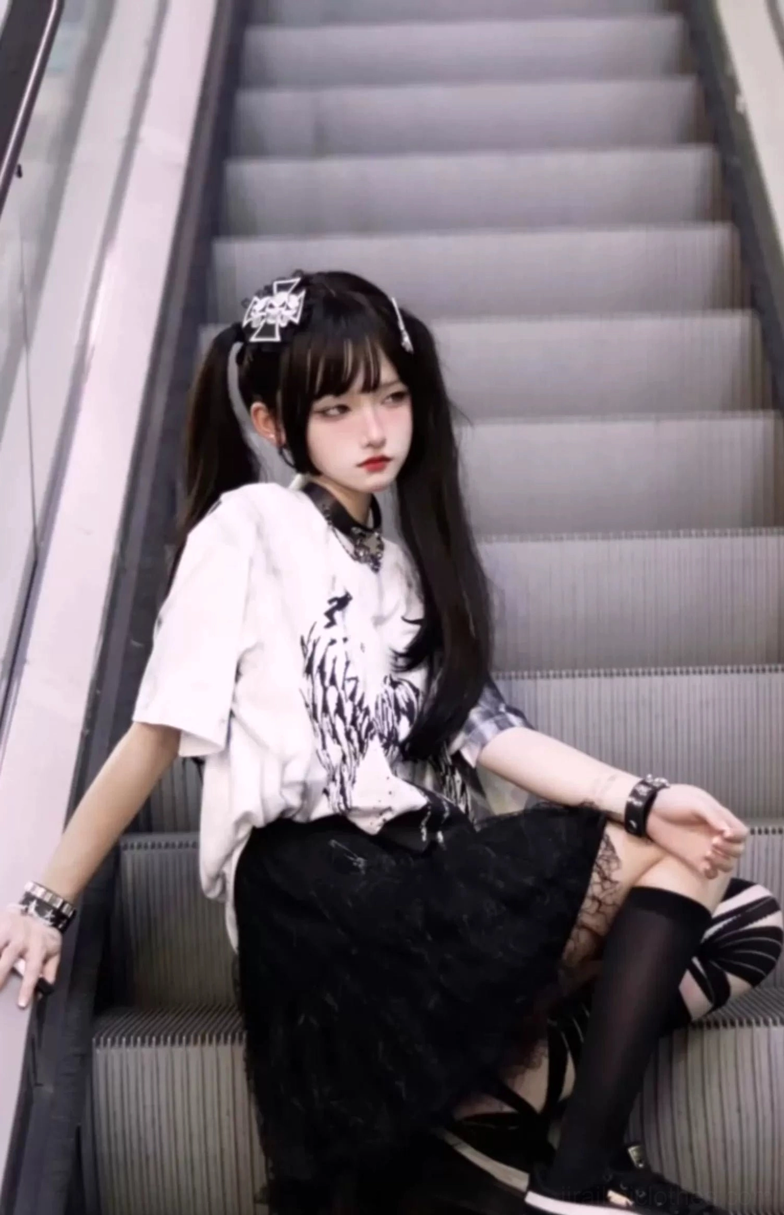 Size comparison of tie-dye gothic jirai kei angel wings t-shirts in different sizes showing oversized fit progression