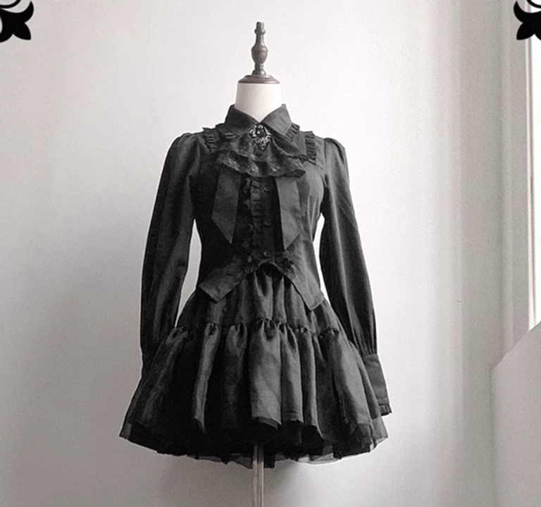 Jirai Kei Gothic Lolita ensemble styling with leg garters waist chain gothic accessories