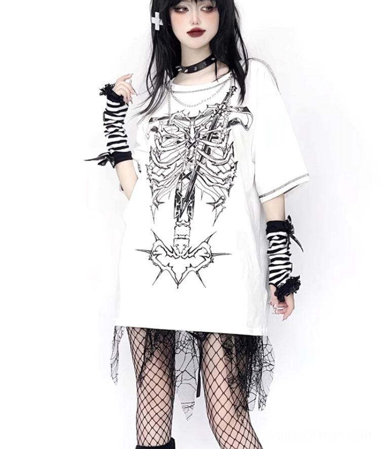 Jirai kei gothic oversized T-shirt drop shoulder fit showing comfortable loose silhouette casual wear styling