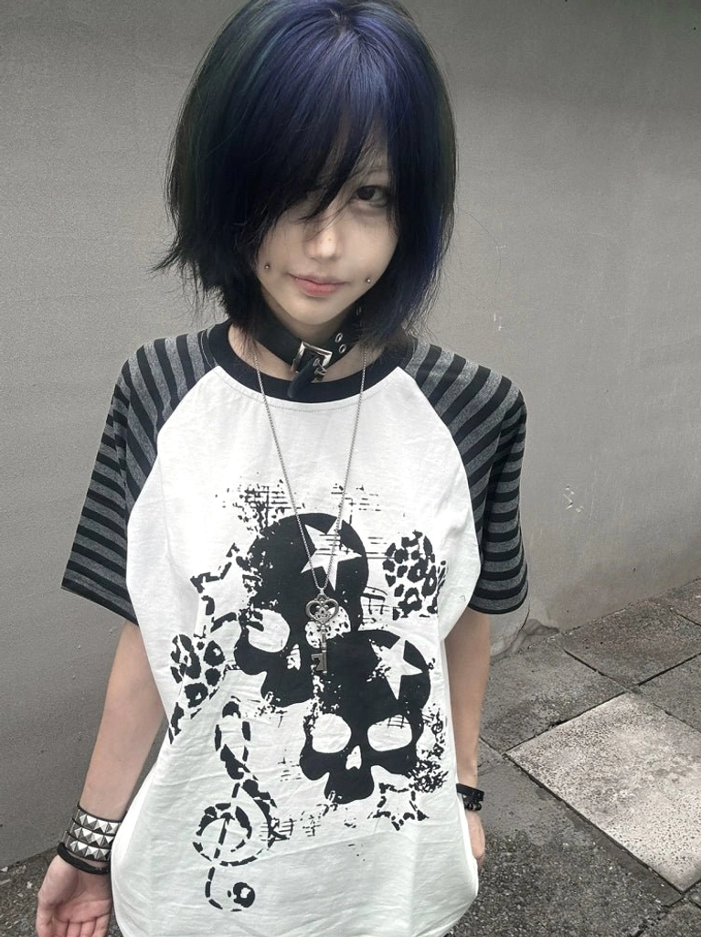 White jirai kei gothic skull leopard print raglan t-shirt outdoor pavement layered necklaces bracelets alt fashion