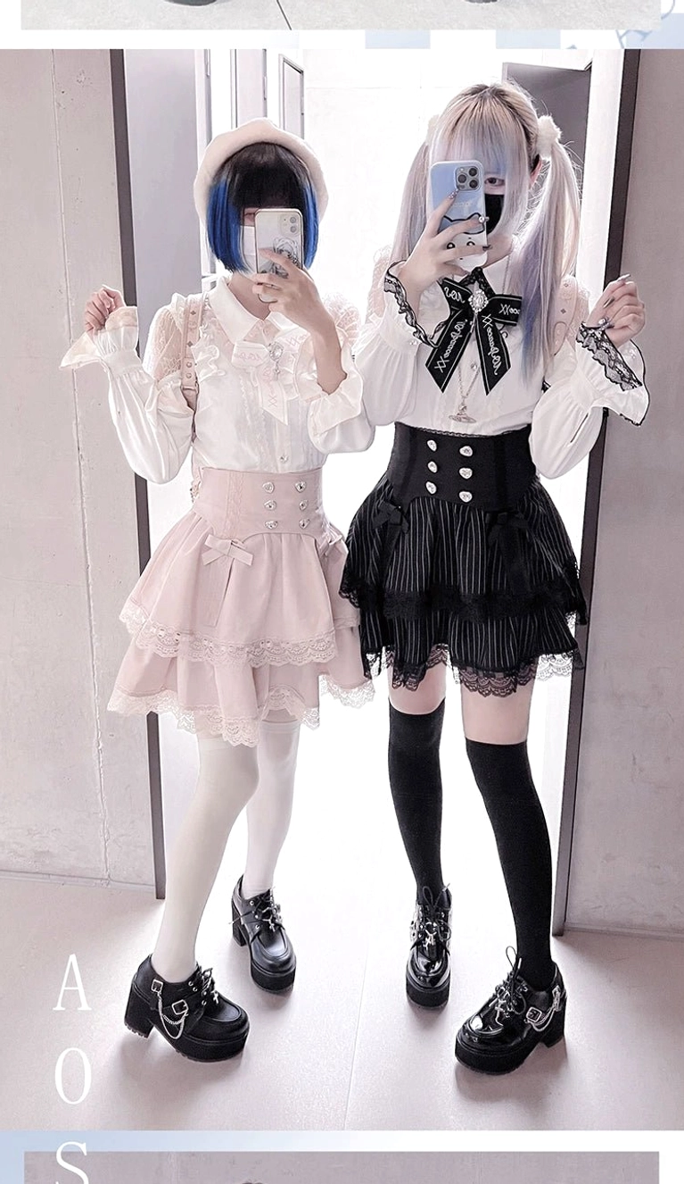 Jirai Kei gothic two-piece set full-body mirror selfie with pink and black bicolor and decorative bow necktie