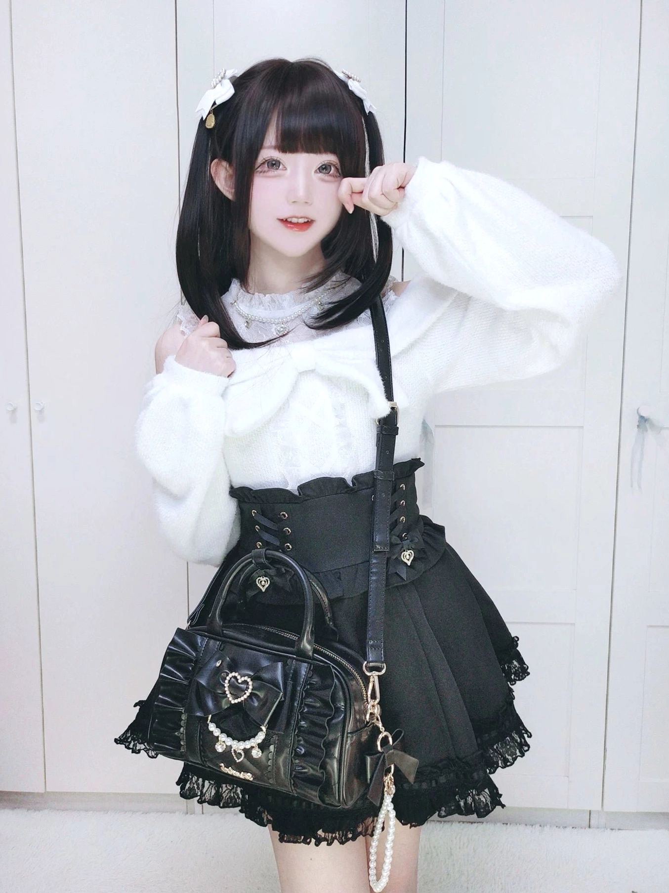 Jirai Kei 2-way pearl bow handbag close-up detail showcasing ruched leather texture and artificial pearl embellishments premium quality