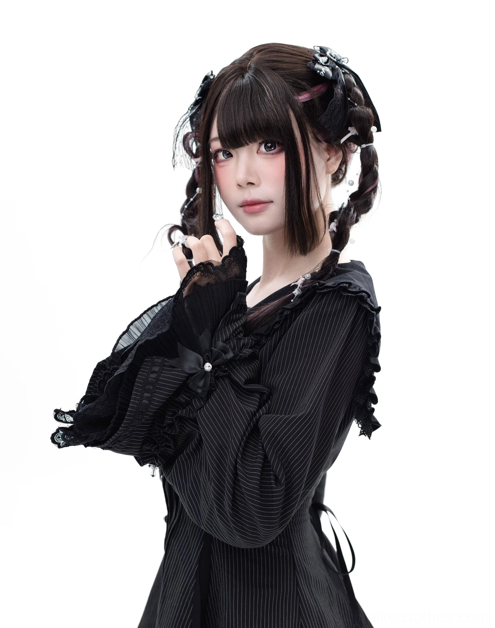 Jirai Kei hime puff sleeve dress showing voluminous sleeve construction, heart-shaped button closure, and delicate lace edging for authentic dark romantic aesthetic