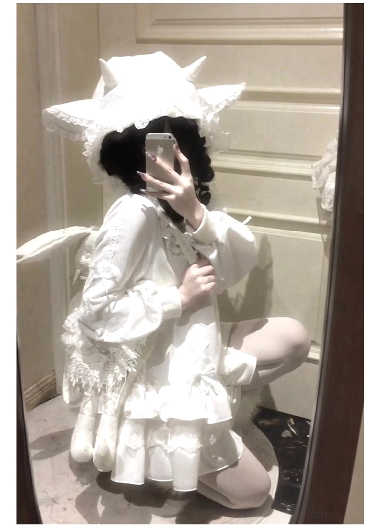 Jirai Kei hooded jacket tiered lace hem ruffled layers detail close-up construction