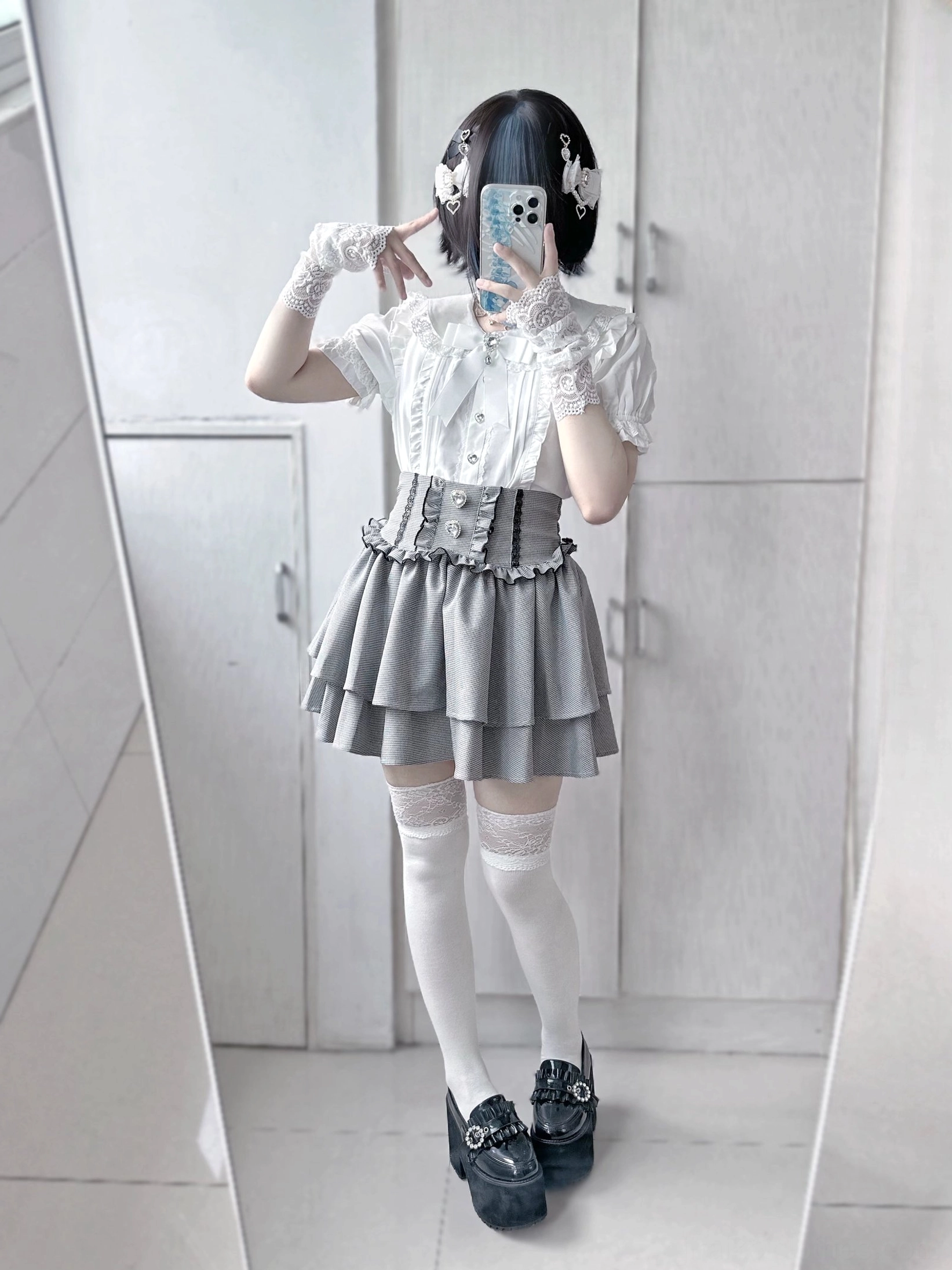 Houndstooth jirai kei mini skirt size chart demonstration, S M L sizing options, waist length measurements in centimeters and inches
