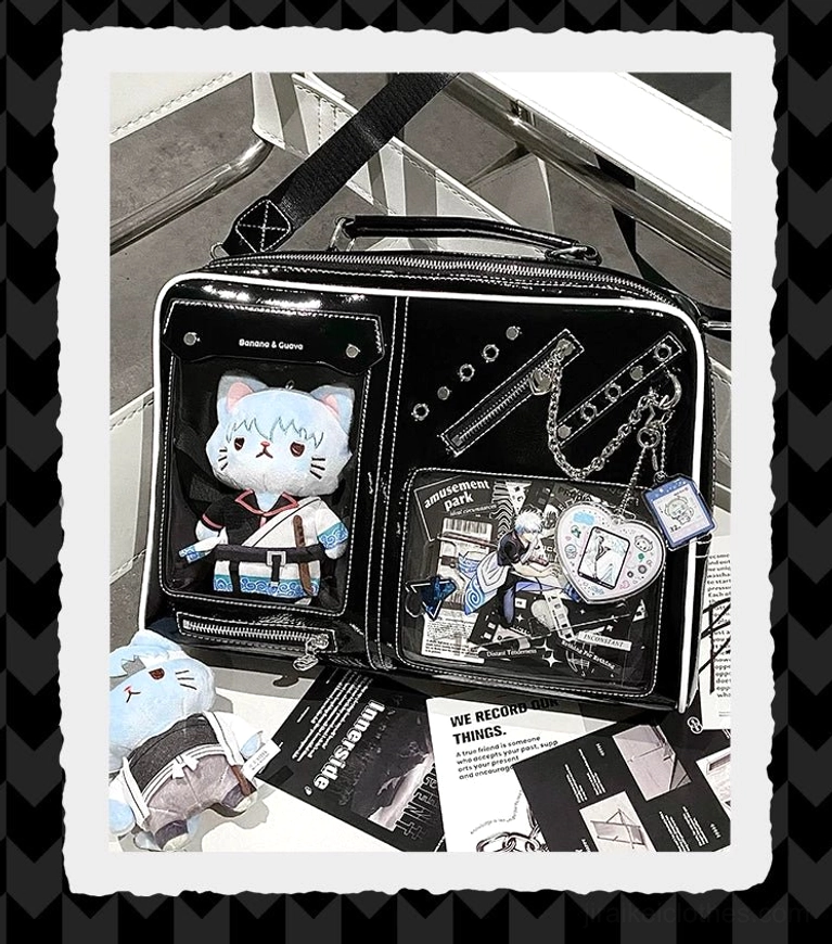 Jirai Kei ita bag clear window design featuring anime character pin arrangement showcase