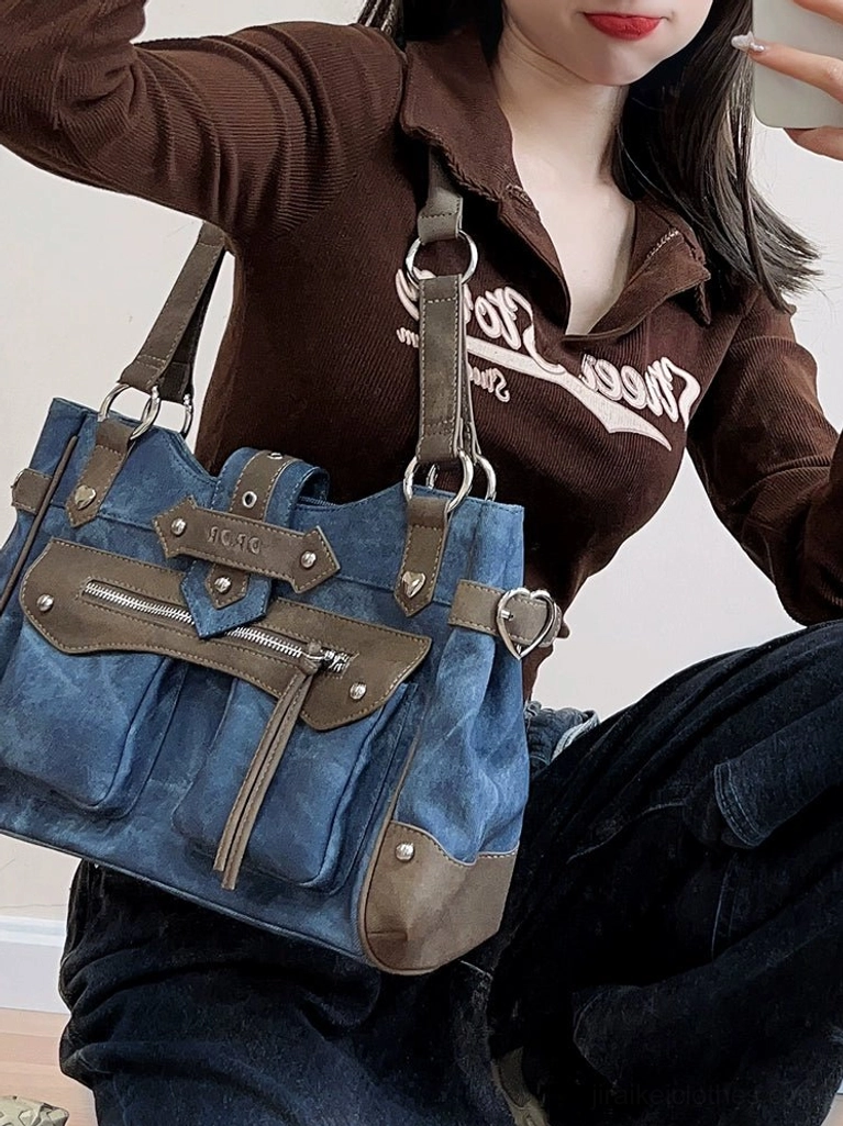 Jirai Kei ita crossbody bag product presentation showing adjustable crossbody strap configuration and hands-free carrying option for events and active wear