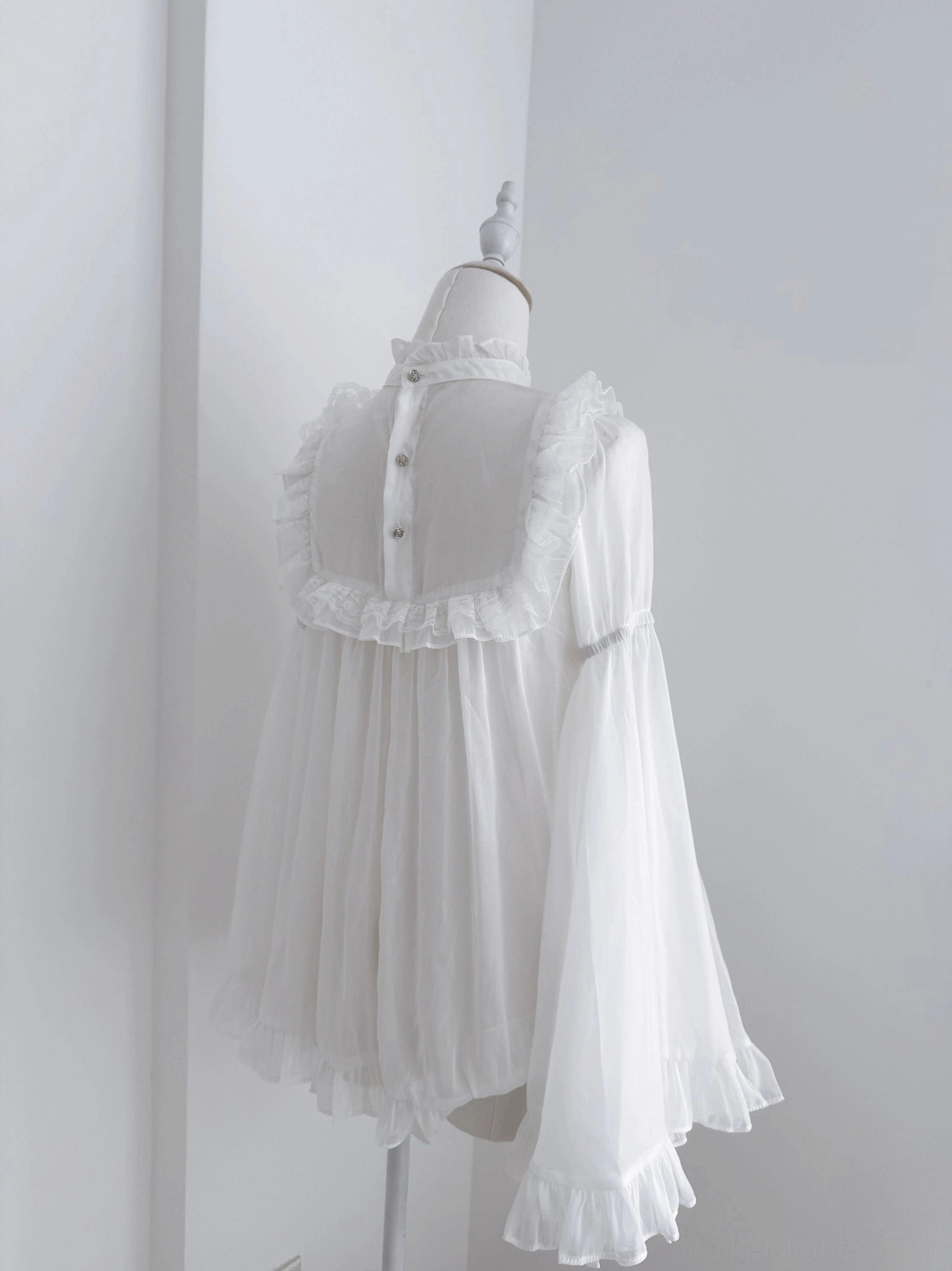 Jirai Kei jumper dress back zipper closure smooth metal slider and shirring adjustment band detail