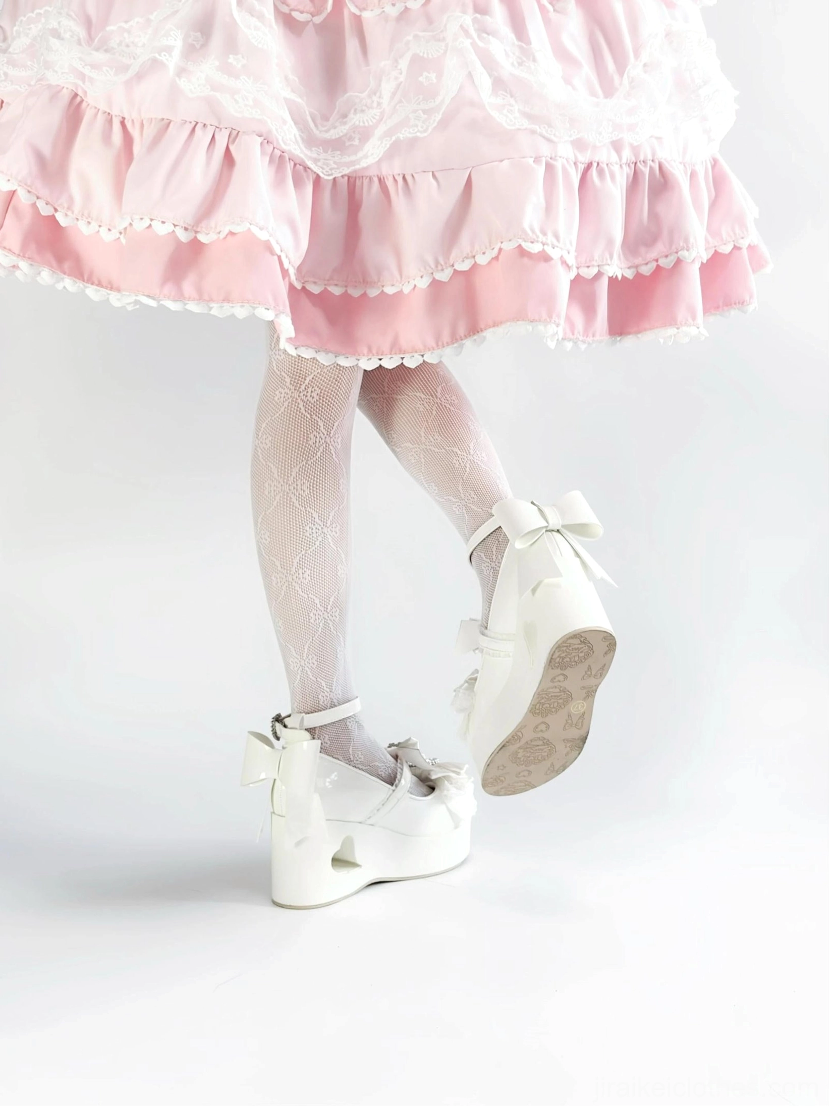 Jirai Kei platform Mary Jane shoes heel detail showing heart-shaped cutout design with heel height measurements and comfort wedge technology