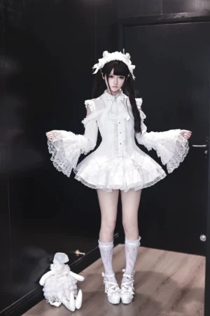 Jirai kei hime sleeve blouse with open shoulder design and multi-layer lace flared sleeves paired with ruffled mini skirt