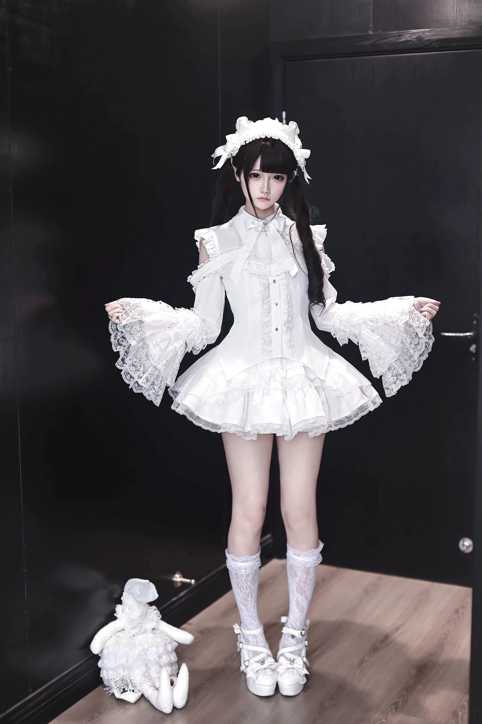 Jirai kei hime sleeve blouse with open shoulder design and multi-layer lace flared sleeves paired with ruffled mini skirt