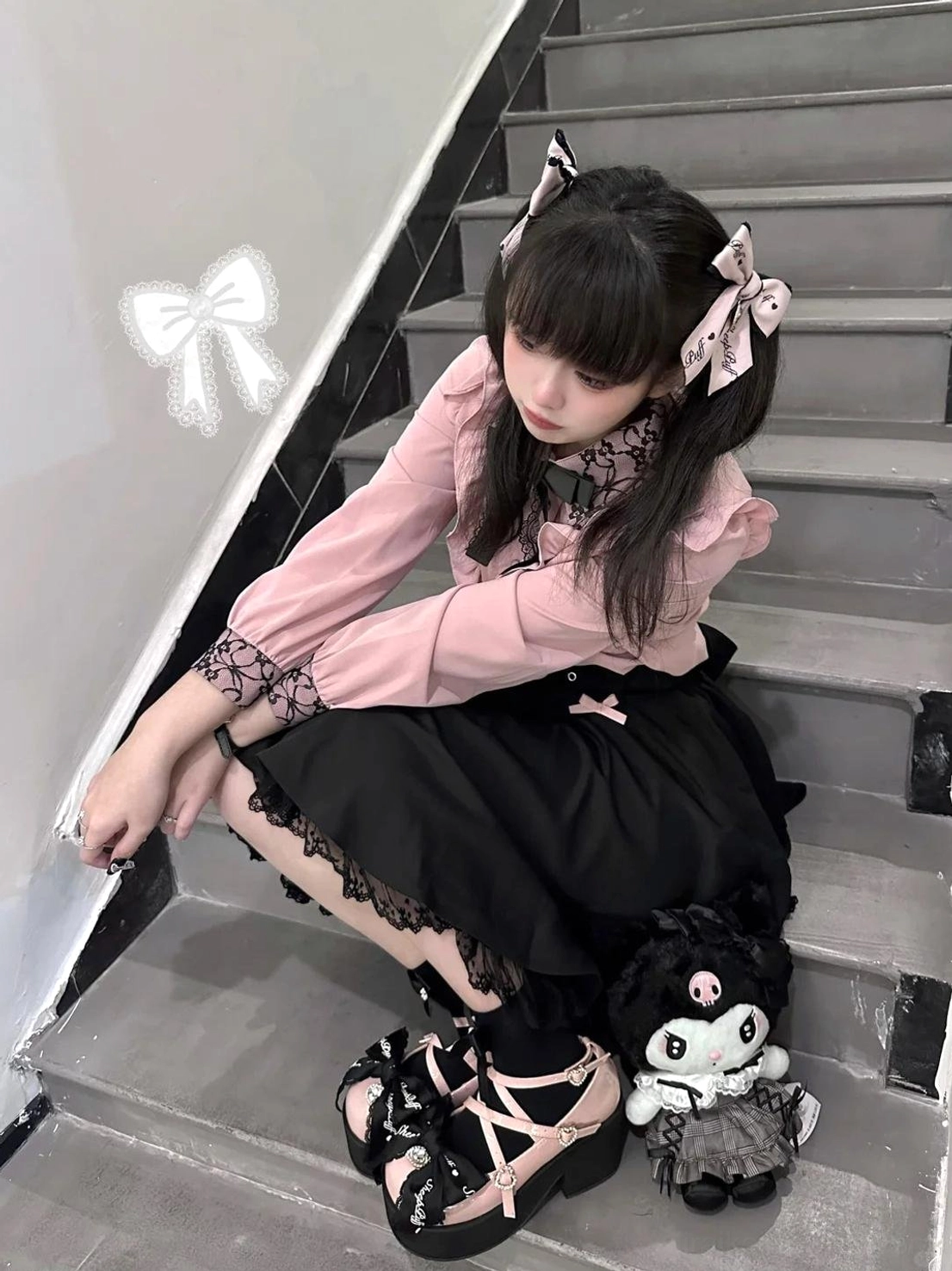 Pink and black two-tone patent leather platform Mary Jane shoes worn by Jirai Kei model in pink-black outfit on stairs, featuring matching hair bows and heart aesthetics