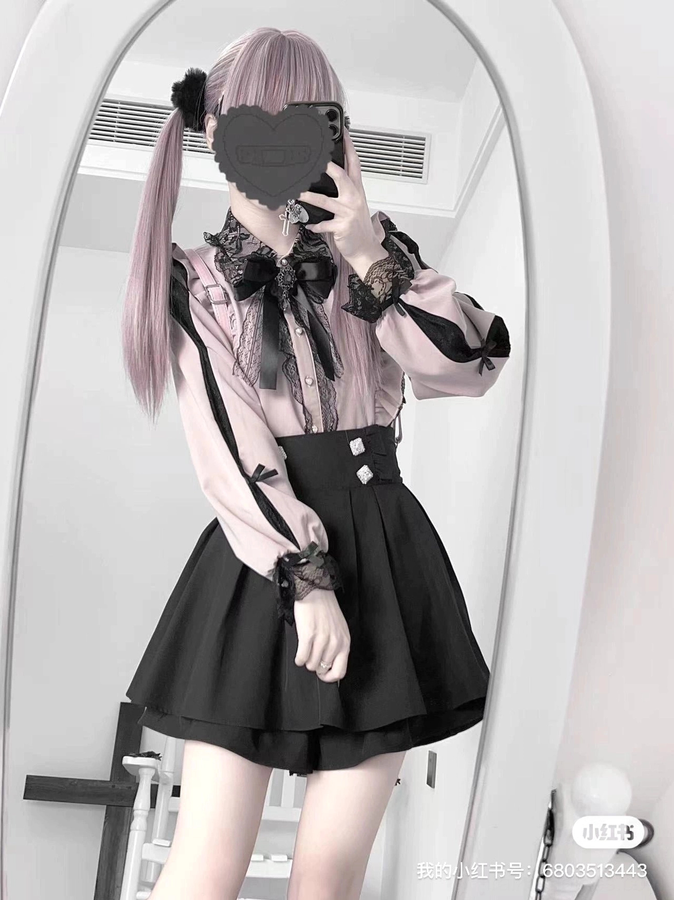Jirai Kei outfit mirror selfie perspective dusty pink lace blouse with black lace bow double-layered black pleated skirt decorative waist buckles thigh-up view
