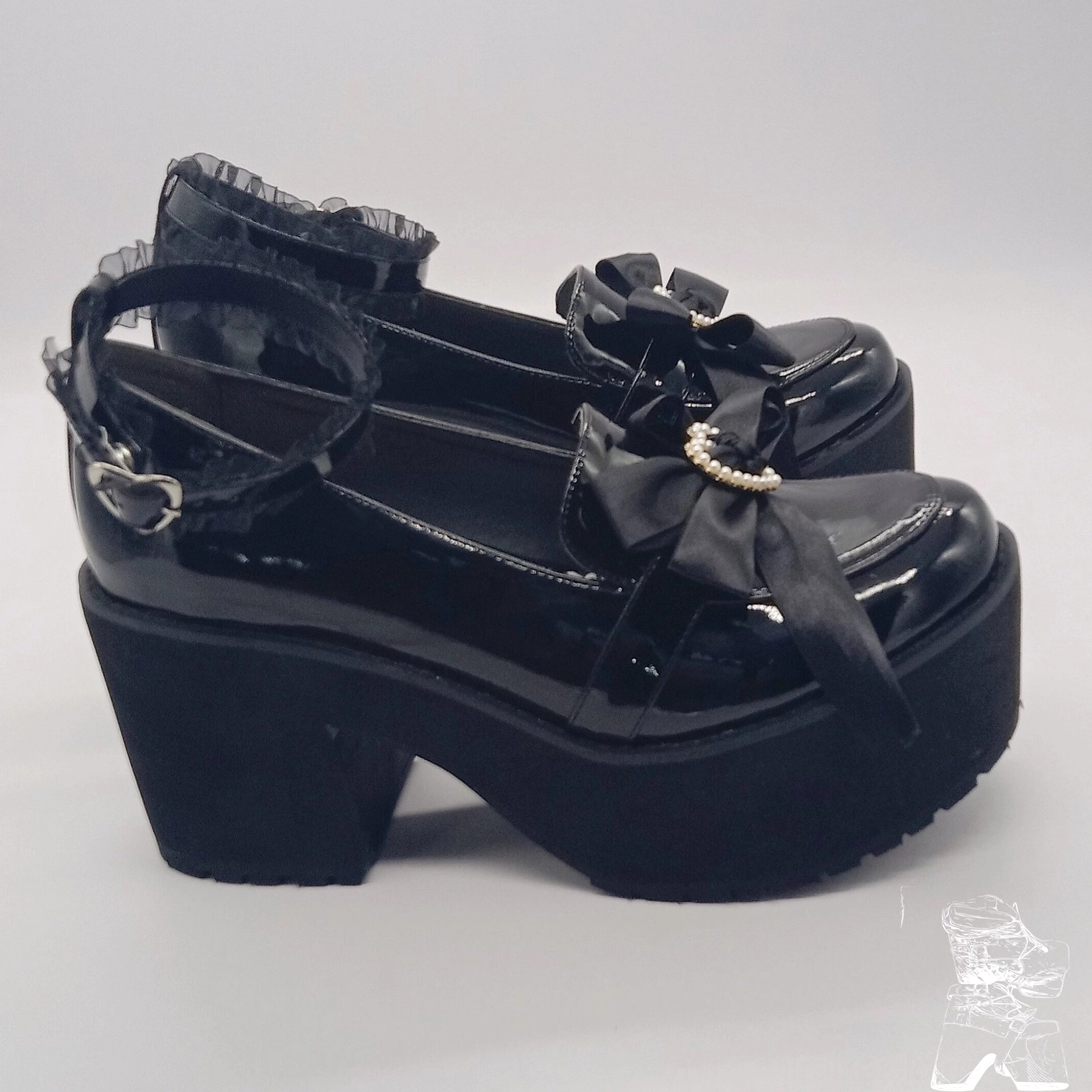 Oblique front double shoe view black patent leather platform heels pair lace ankle strap glossy finish Jirai Kei style