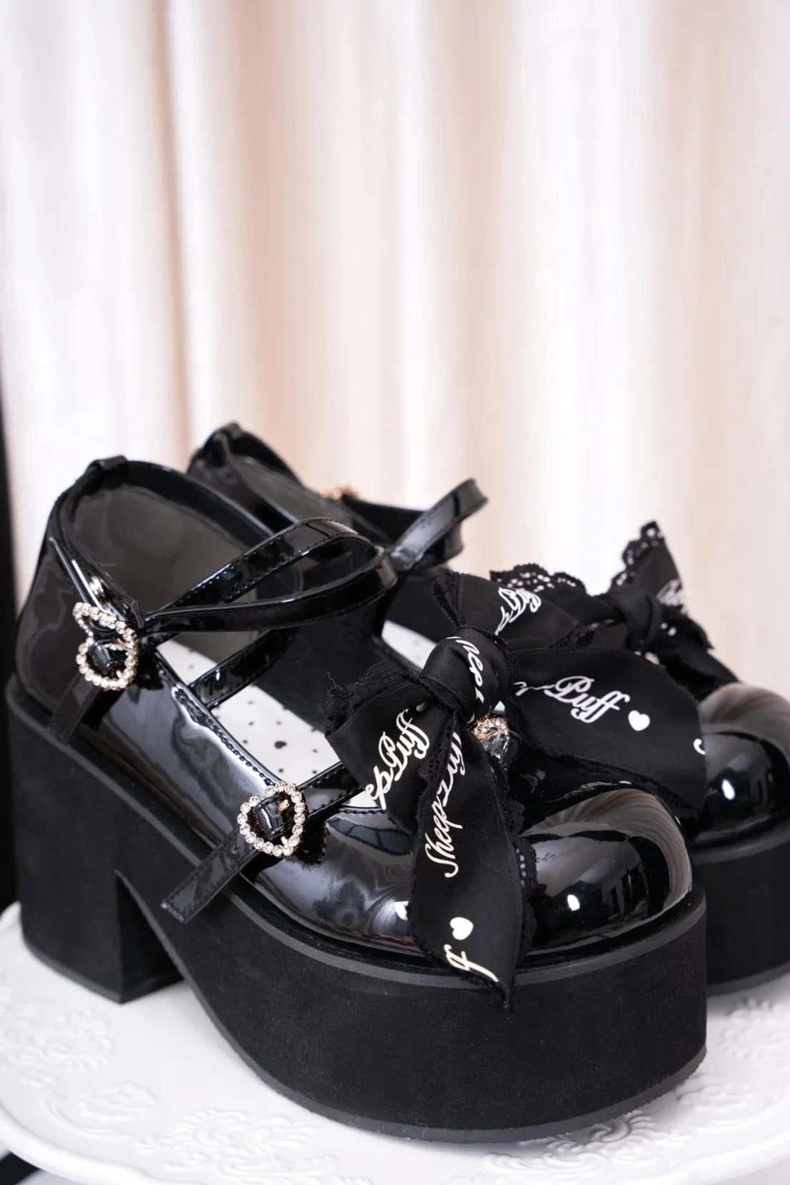 Packaged contents of platform Mary Jane Jirai Kei shoes including one pair of shoes and two pairs of bow decorations for enhanced styling versatility