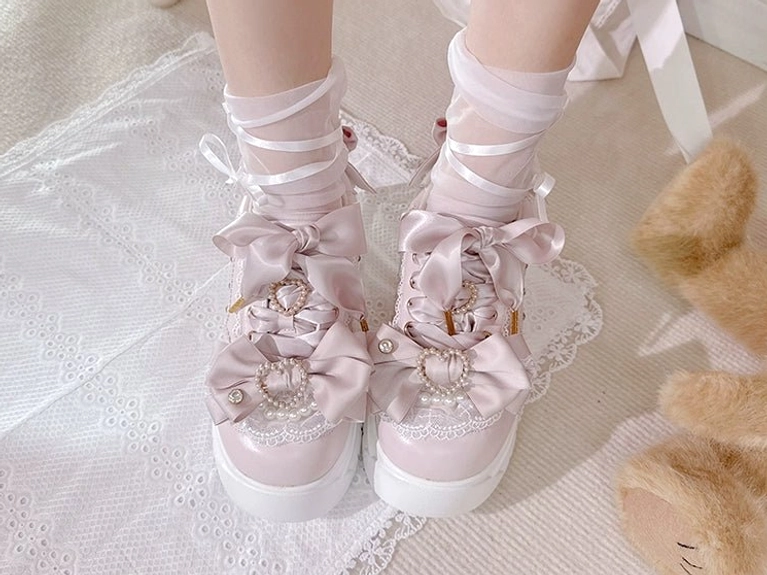 Jirai Kei platform shoes round toe silhouette design, baby-doll aesthetic, structural integrity demonstration, front toe area close-up