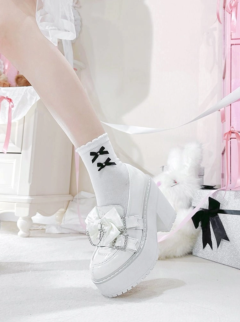 Black patent leather Jirai Kei platform shoes size chart and fit guide showing available EU sizes 35-40, heel height measurements, and recommendations for platform shoe sizing