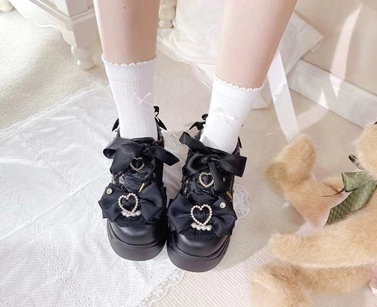 Jirai Kei platform shoes sizing guide visual reference, EU sizes 35-40 comparison, foot length and width measurements, proper fit demonstration