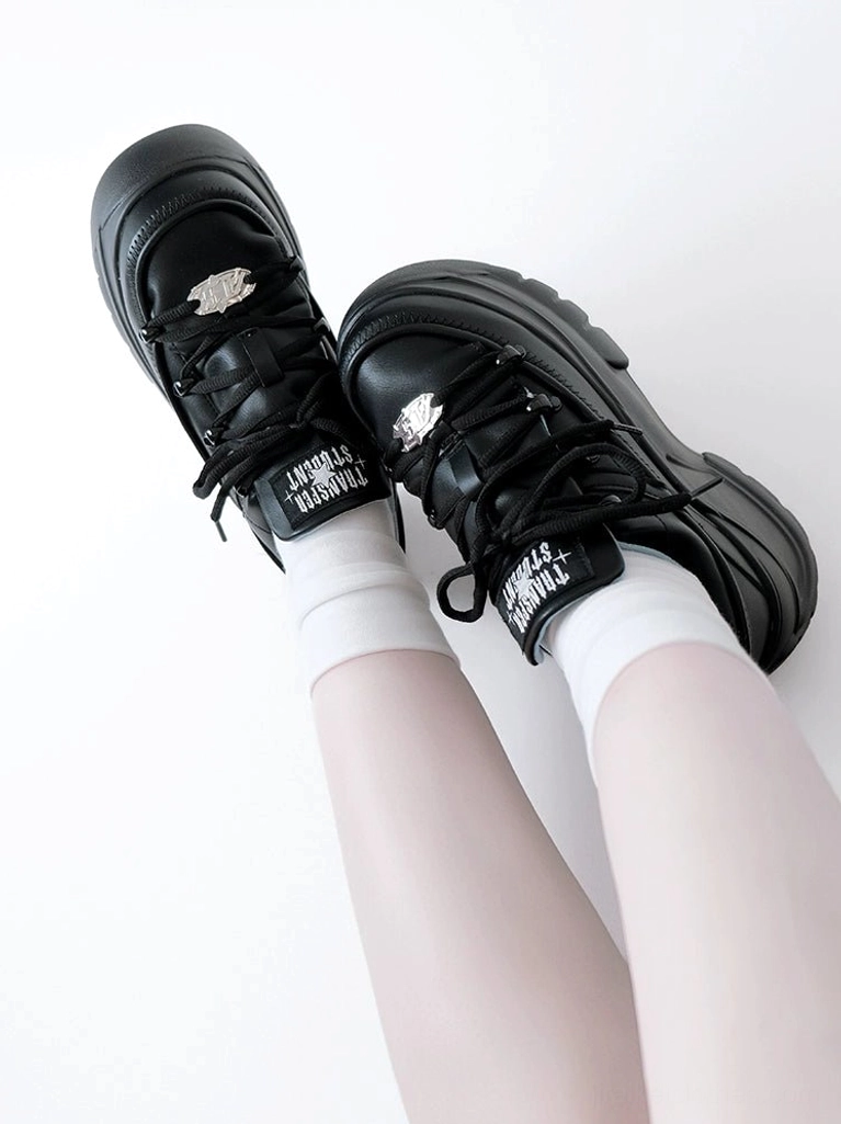 Jirai kei chunky platform casual sneakers showing graduated heel structure 4.5cm front to 7cm back platform creating flattering leg lines