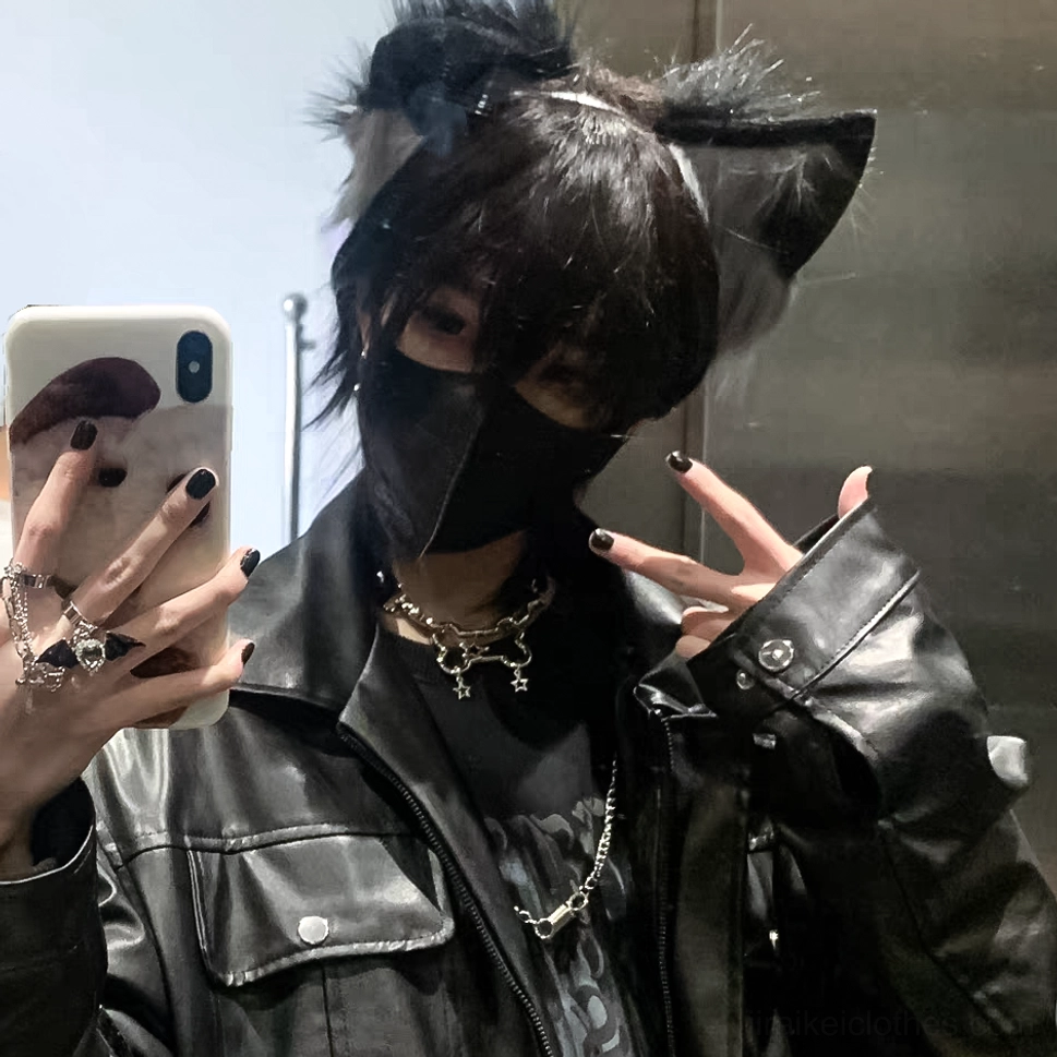 Jirai Kei punk choker featuring adjustable rivet holes and precision metal star charm attachments on PU leather