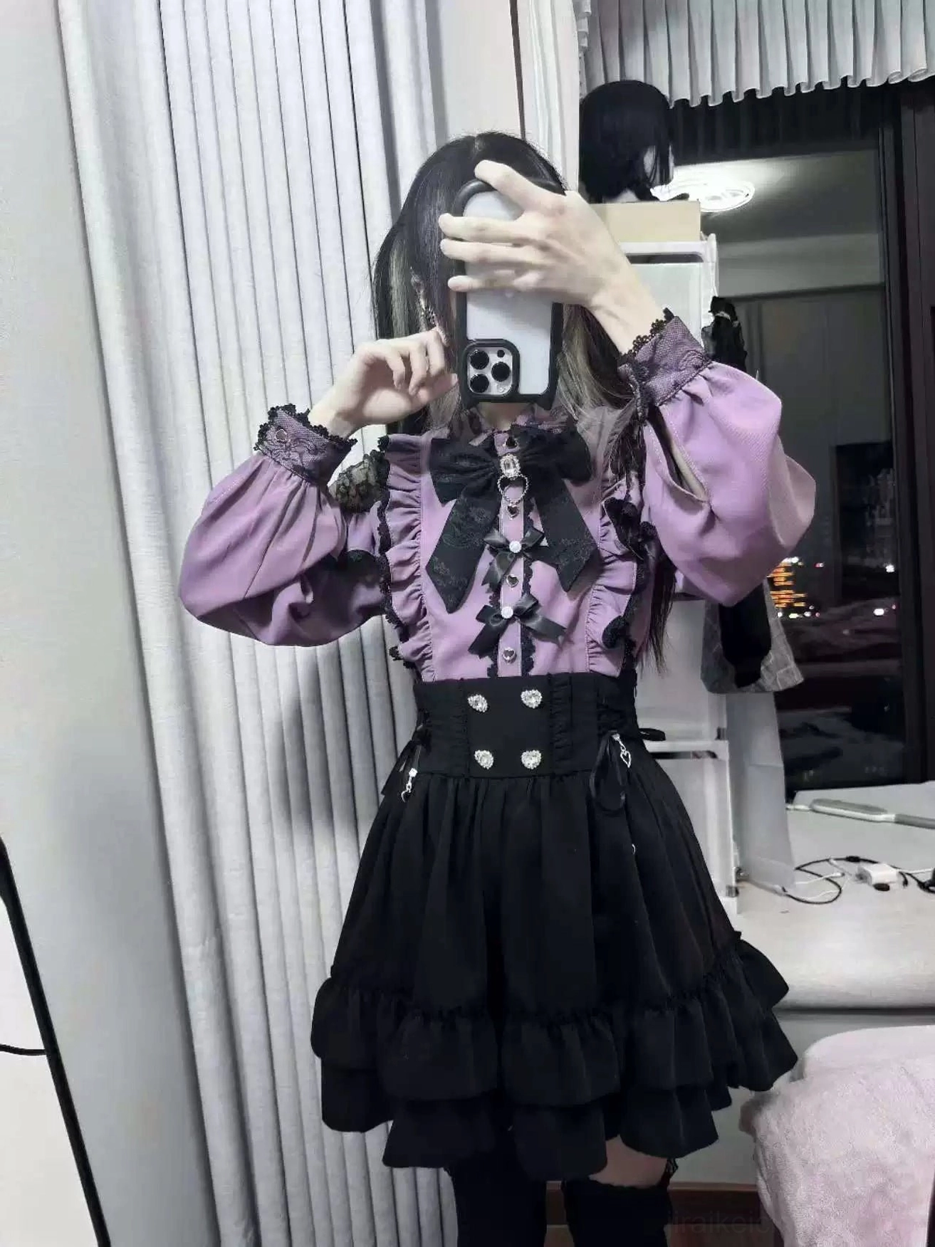 Full-body Jirai Kei outfit featuring purple blouse with loose lantern sleeves and high-waisted ruffled skirt complete look