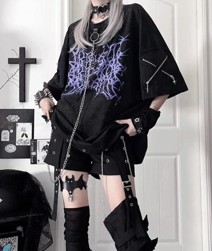 Purple thorn print oversized Jirai Kei cotton t-shirt with functional sleeve zippers, metal eyelet hem and detachable chain accessory