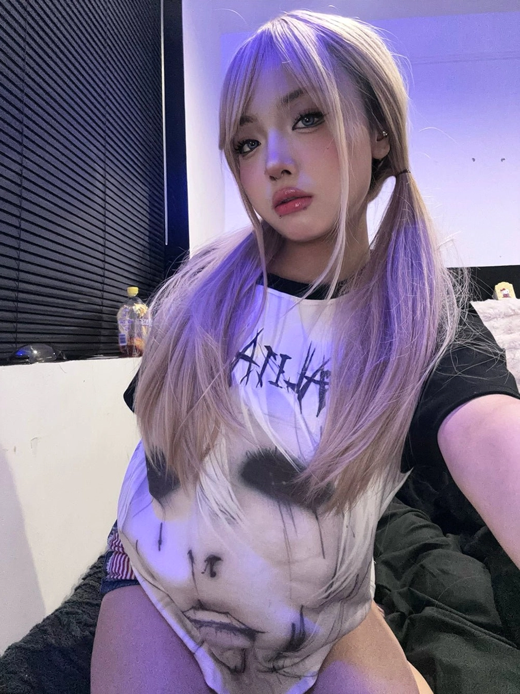 Jirai Kei raglan sleeve graphic T-shirt with bold character print suitable for summer and alternative fashion styling