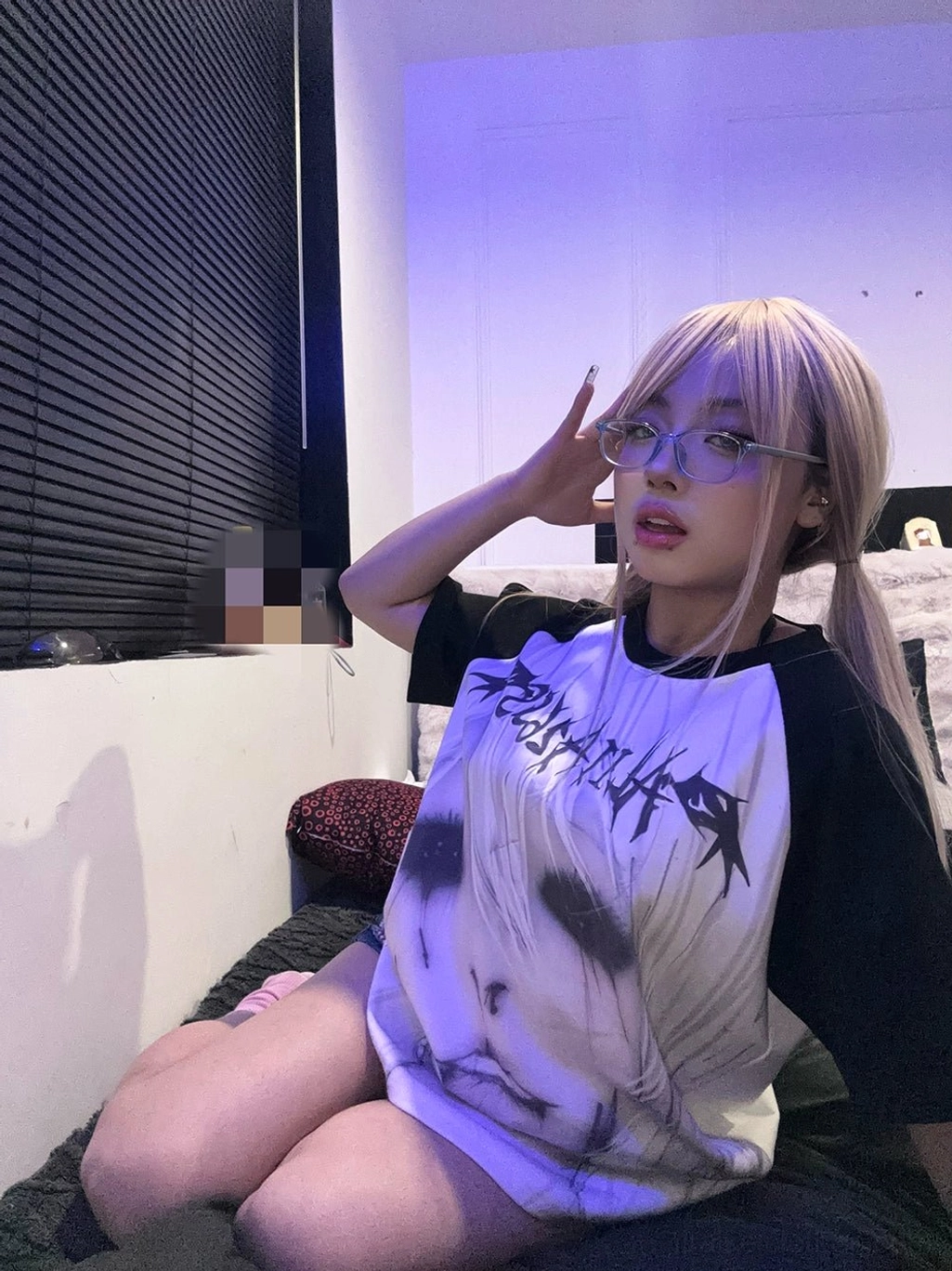 Jirai Kei T-shirt raglan design with contrasting sleeves and detailed anime artwork in dark tones with red highlights