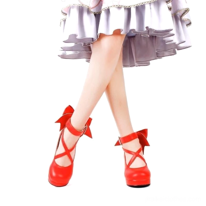 Jirai Kei bright red patent leather Mary Jane heels worn with tiered frilly skirt three-quarter side view block high heel