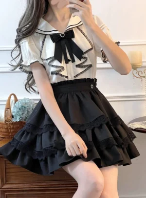 Short-sleeve sailor collar Jirai Kei two-piece outfit - black tiered lace ruffled skirt with short-sleeve blouse, front three-quarter mirror selfie shot