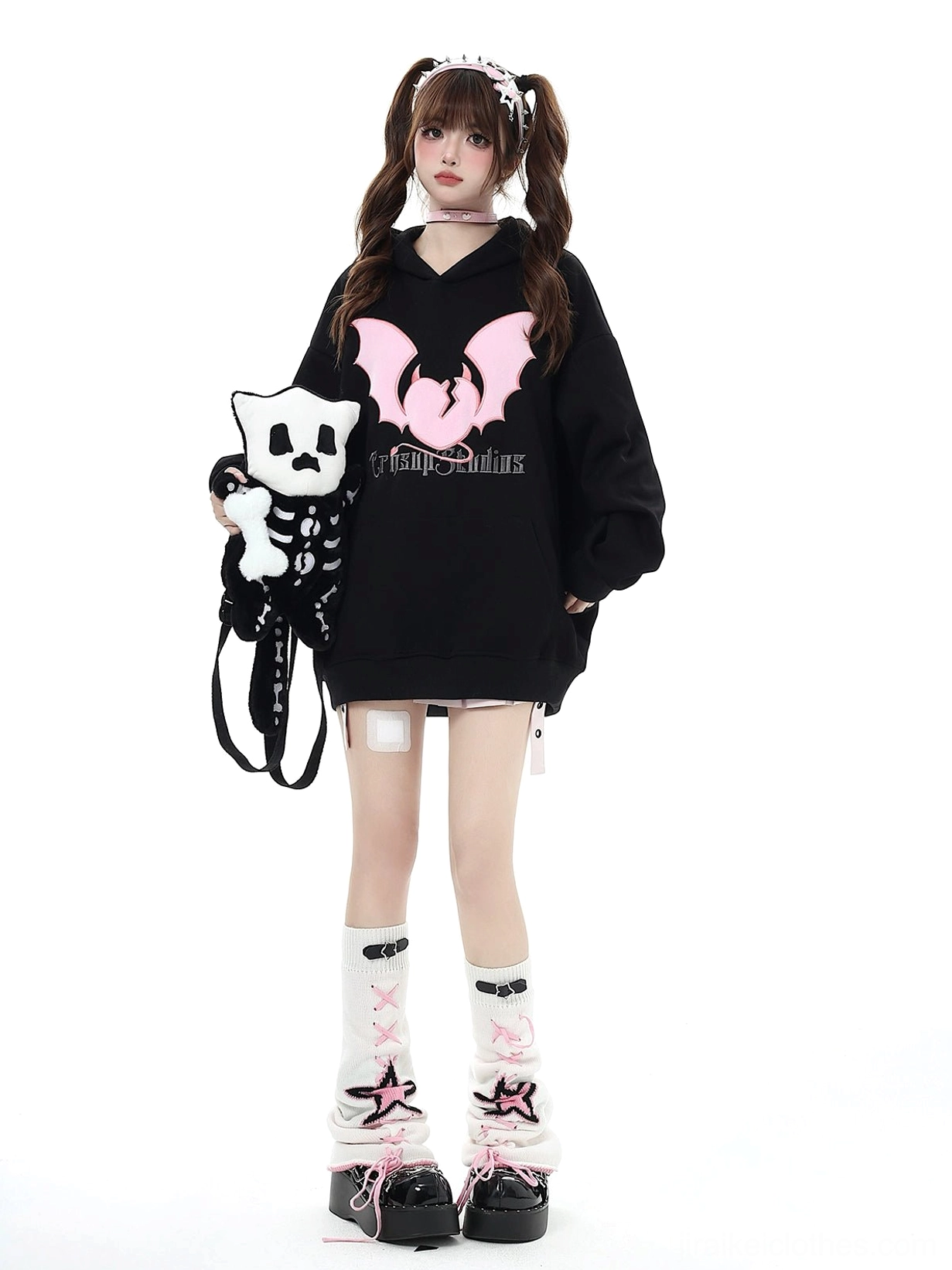 Jirai Kei star buckle leg warmers full body front view white pink black details twin tail y2k fashion