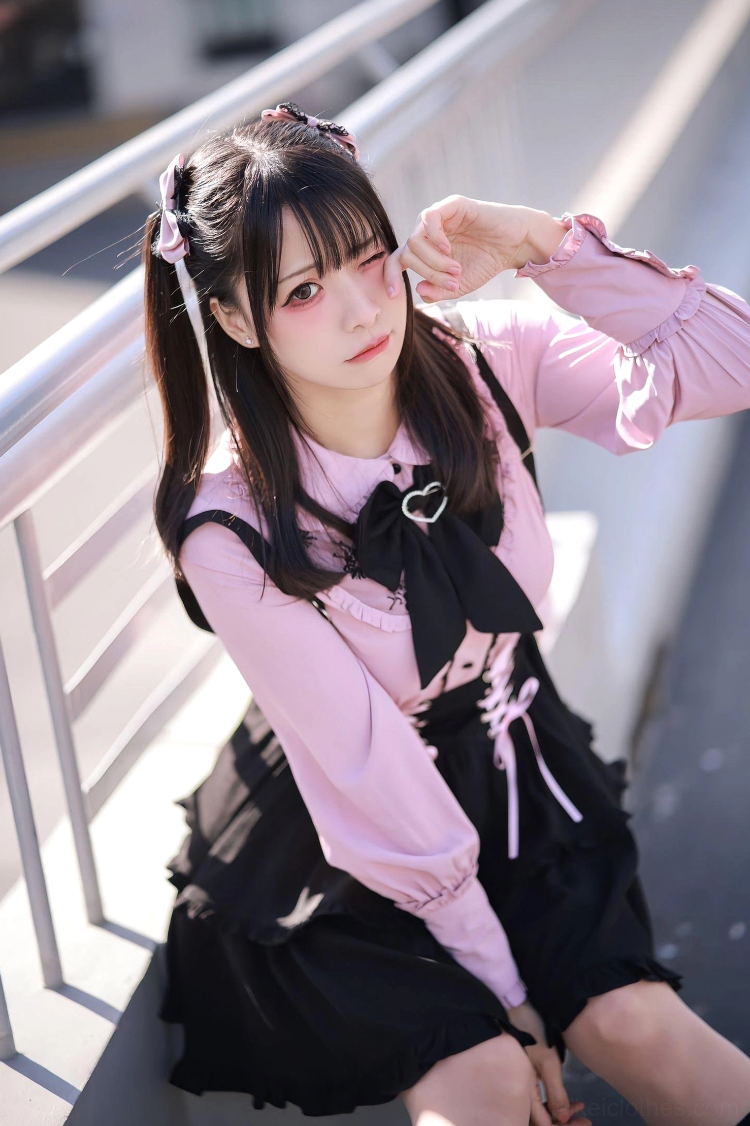 Jirai Kei fashion styling guide showing dusty pink Peter Pan collar blouse with ruffled placket and buttoned cuffs paired with black lace-up suspender skirt