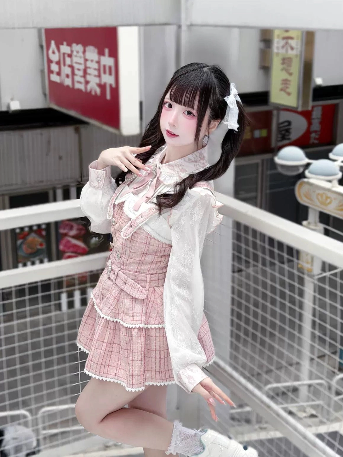 Jirai Kei suspender skirt styling guide featuring heart-shaped accessories, chain details, and subcultural fashion coordination