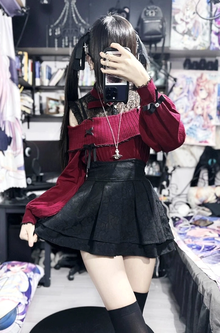 Wine red Jirai Kei off-shoulder knit sweater mirror selfie with black mini skirt and heart necklace styling reference