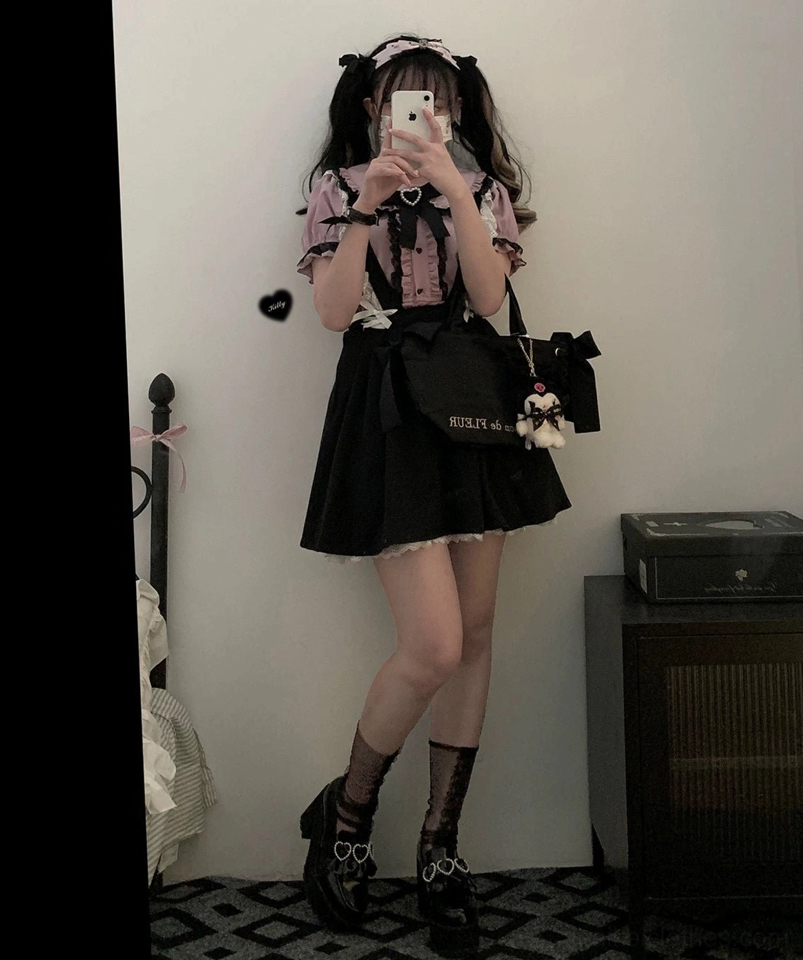 Jirai Kei sweet lace blouse full-body mirror selfie with peter pan collar dusty pink and black skirt outfit