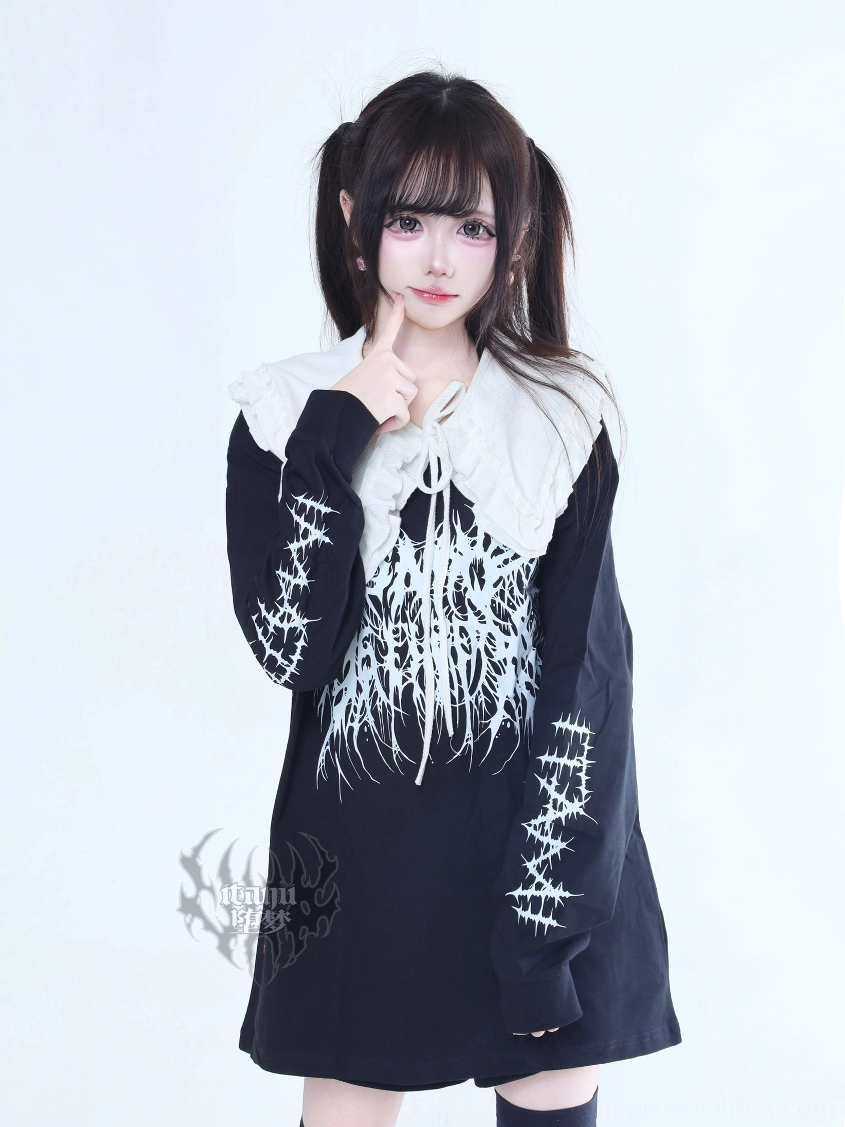 Jirai Kei long-sleeve tee doll collar detail white typography aggressive lettering stitched sleeve patterns upper body