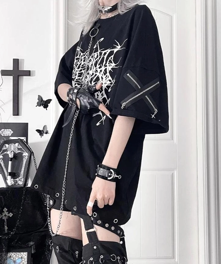 Jirai Kei t-shirt metal hardware detail showing eyelets, chain attachment and industrial gothic aesthetic elements