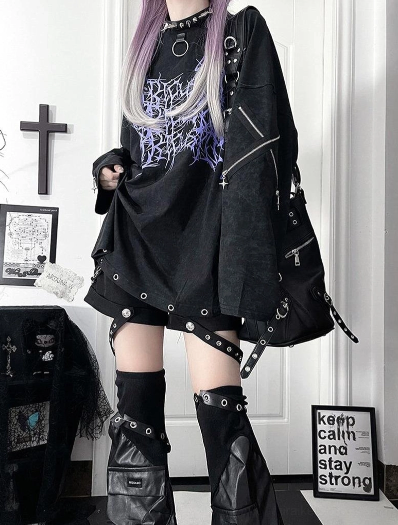 Sleeve detail and functional zipper cuff close-up of jirai kei gothic long-sleeve t-shirt, highlighting edgy design elements and alternative fashion construction