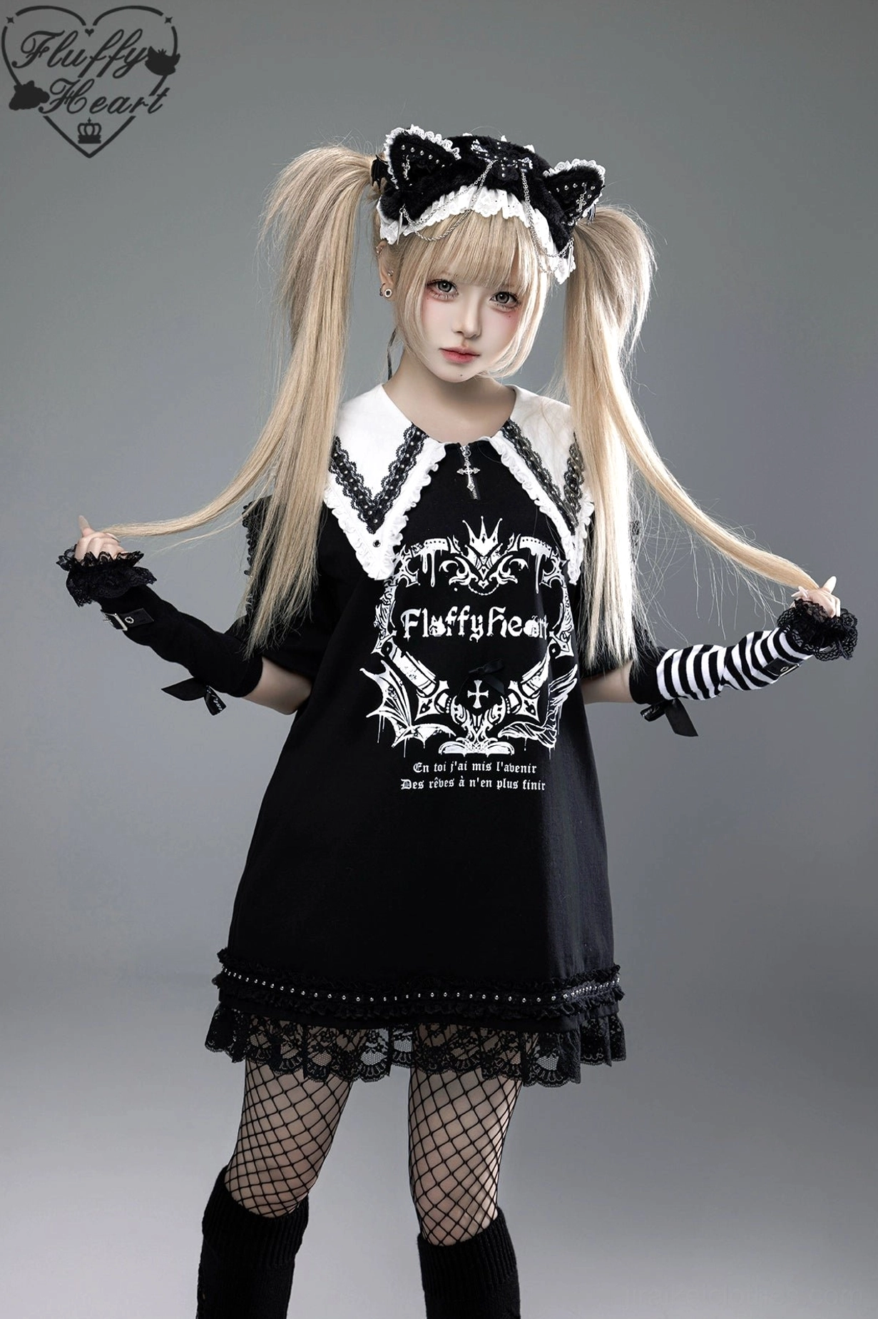 Jirai Kei cotton T-shirt dress pointed witch collar detail close-up showing black gothic collar design and neckline construction