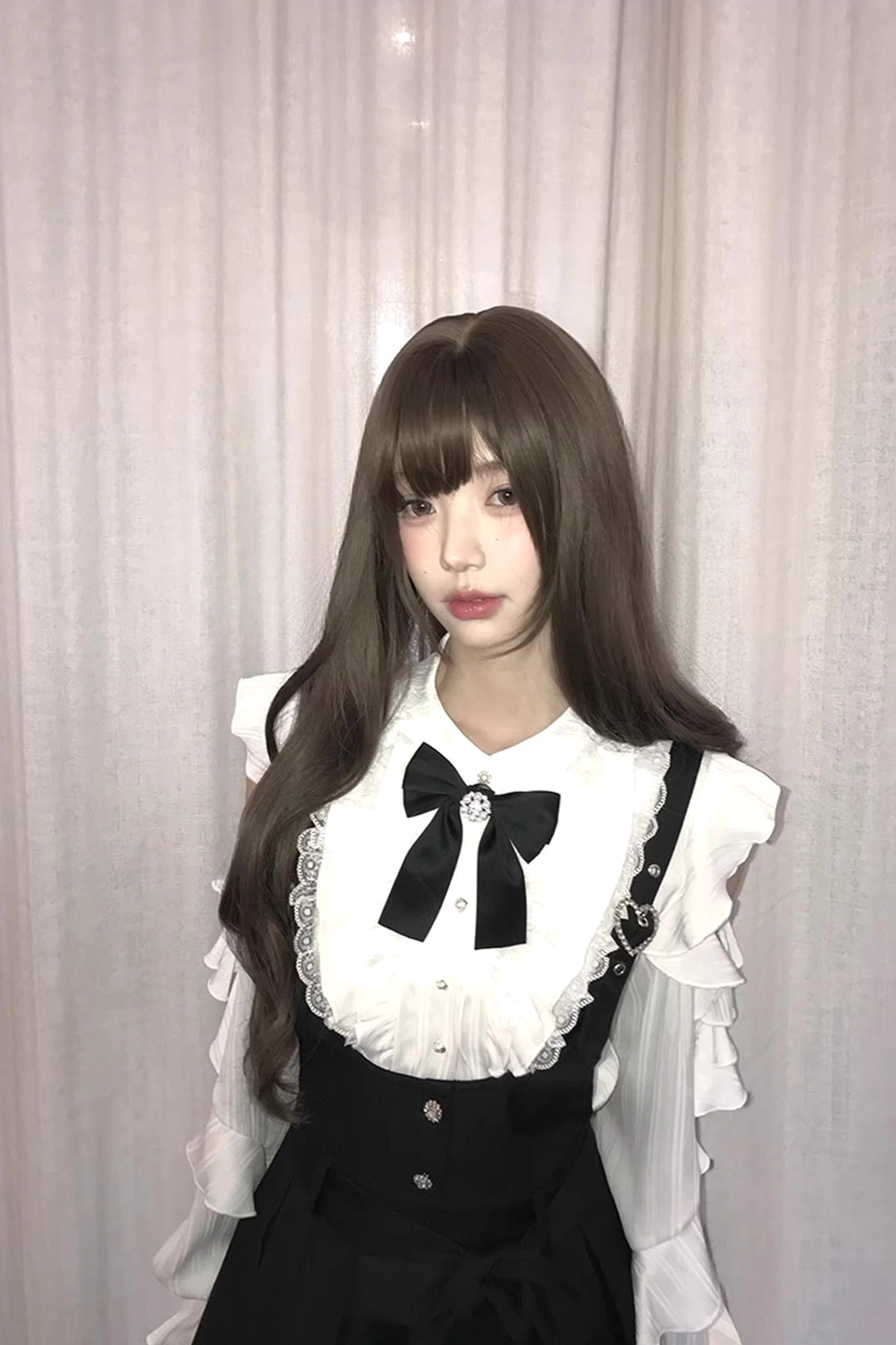 Jirai Kei upper outfit close-up ruffled round neck shirt black gem-decorated bow waist buttons on pleated suspender skirt