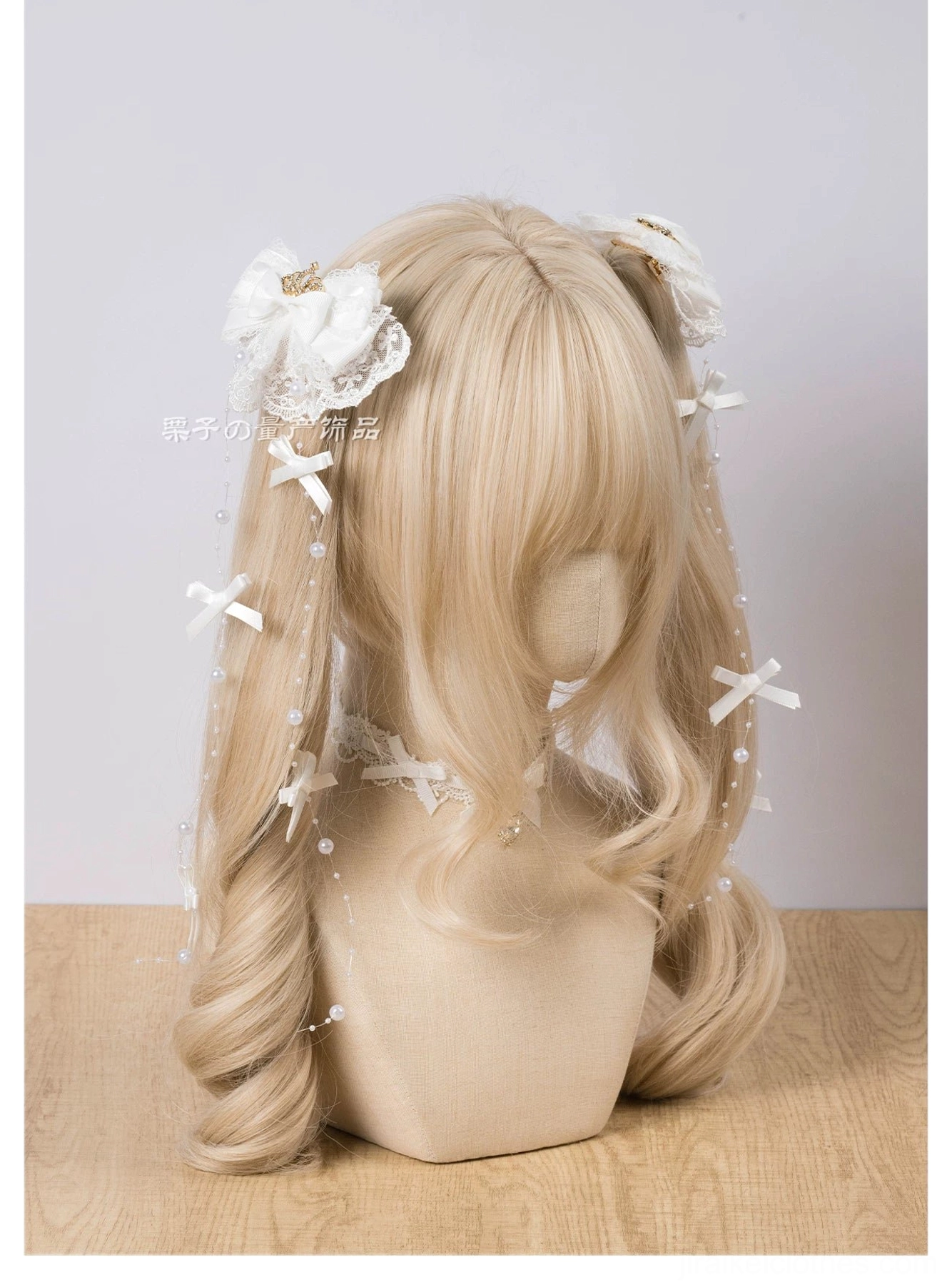 Sweet Jirai Kei white flower bow hair clips on blonde wig featuring lace trim, white cross bows, and pearl chain decoration