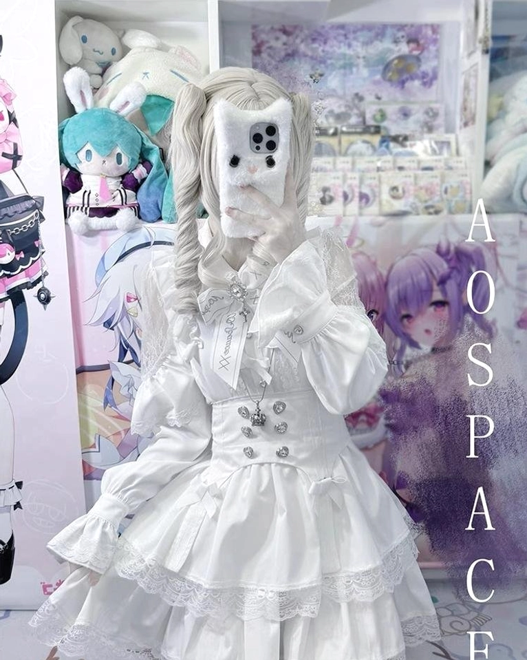 Jirai Kei white frilled lolita outfit half-body back and side view with layered lace skirt and decorative buttons