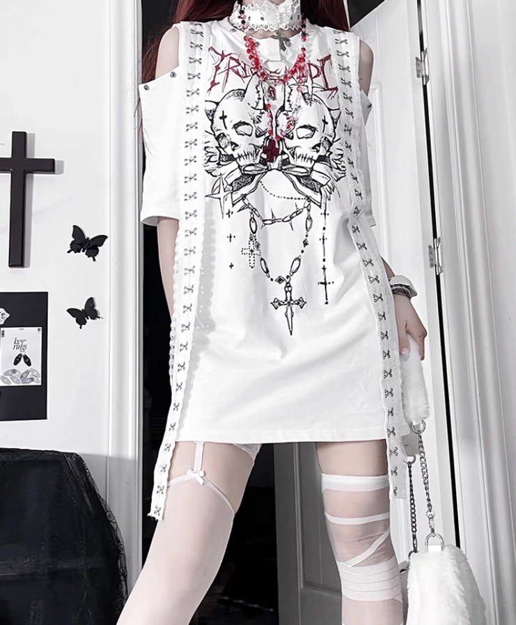 White base red skull print cold-shoulder jirai kei cotton t-shirt full-body oversized fit styling