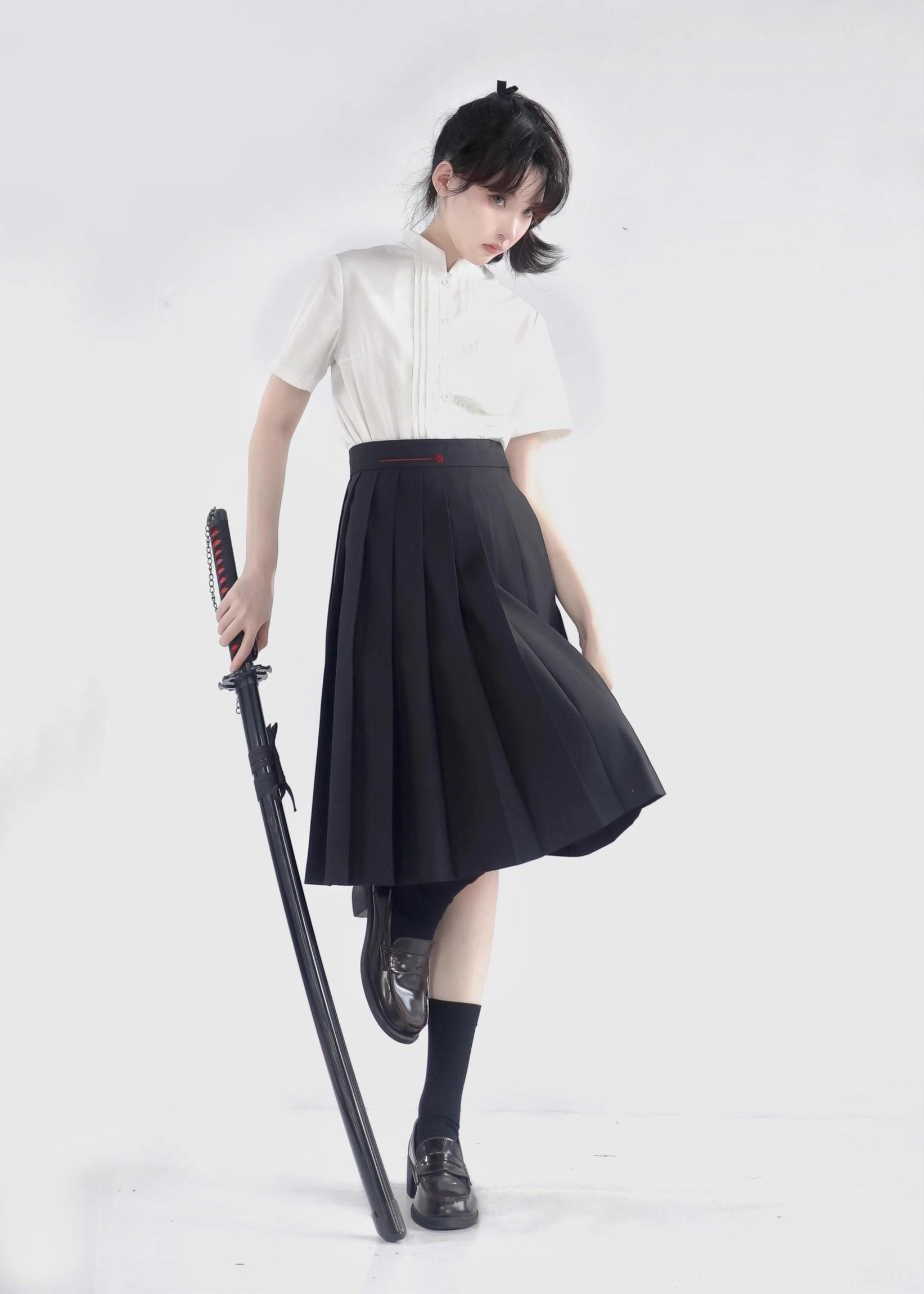 Jirai Kei white short-sleeve shirt full-length black pleated skirt side-view single-model studio samurai sword