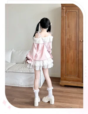 Back view of cat-themed off-shoulder plush sweatshirt and tiered ruffle skirt set, demonstrating the rear silhouette and cascading ruffle layers, styled with crossbody bear bag and frilled socks