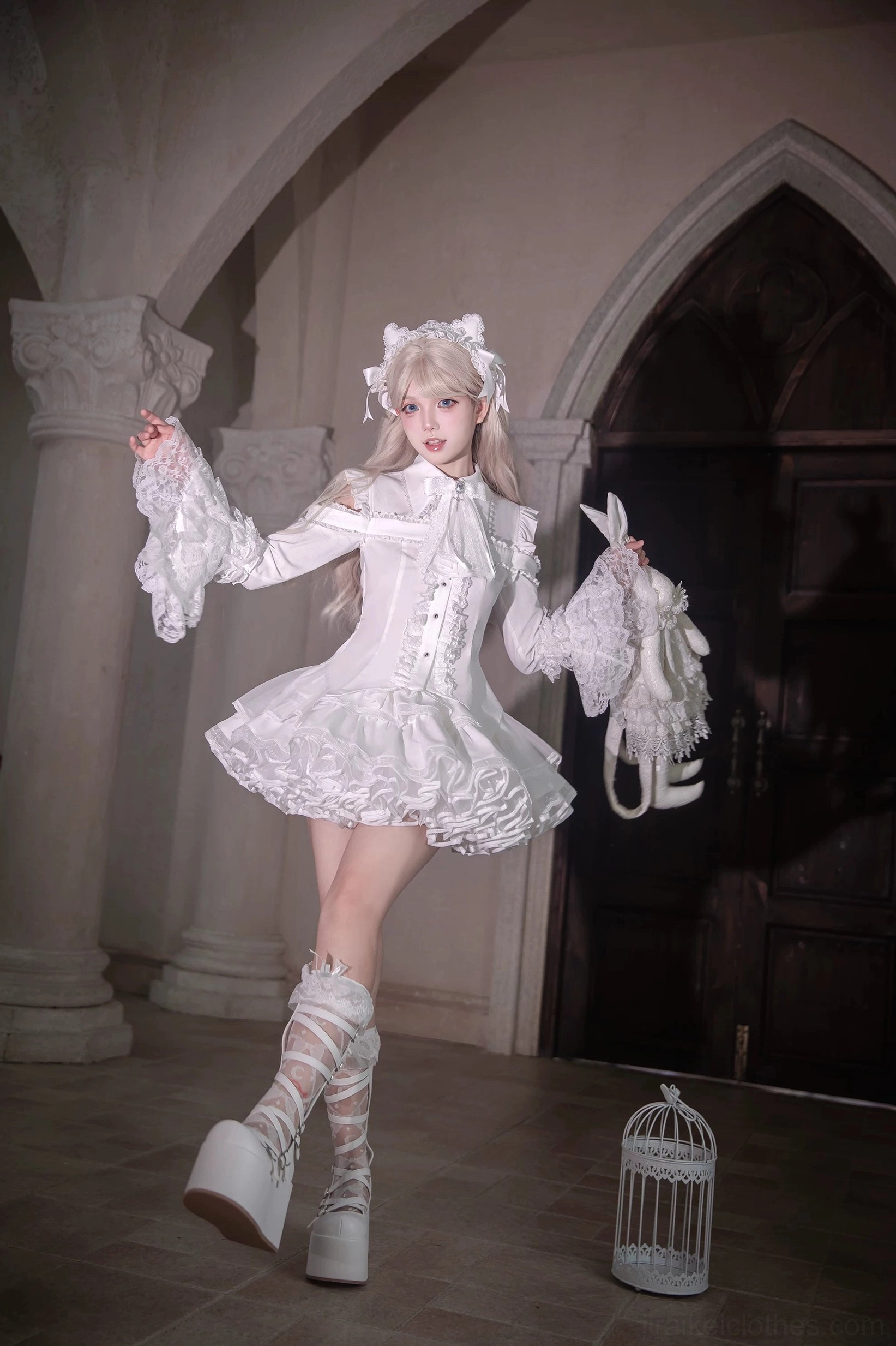 Lace skirt tiered hem ruffled design matching blouse lace-trimmed details gothic lolita two-piece coordination