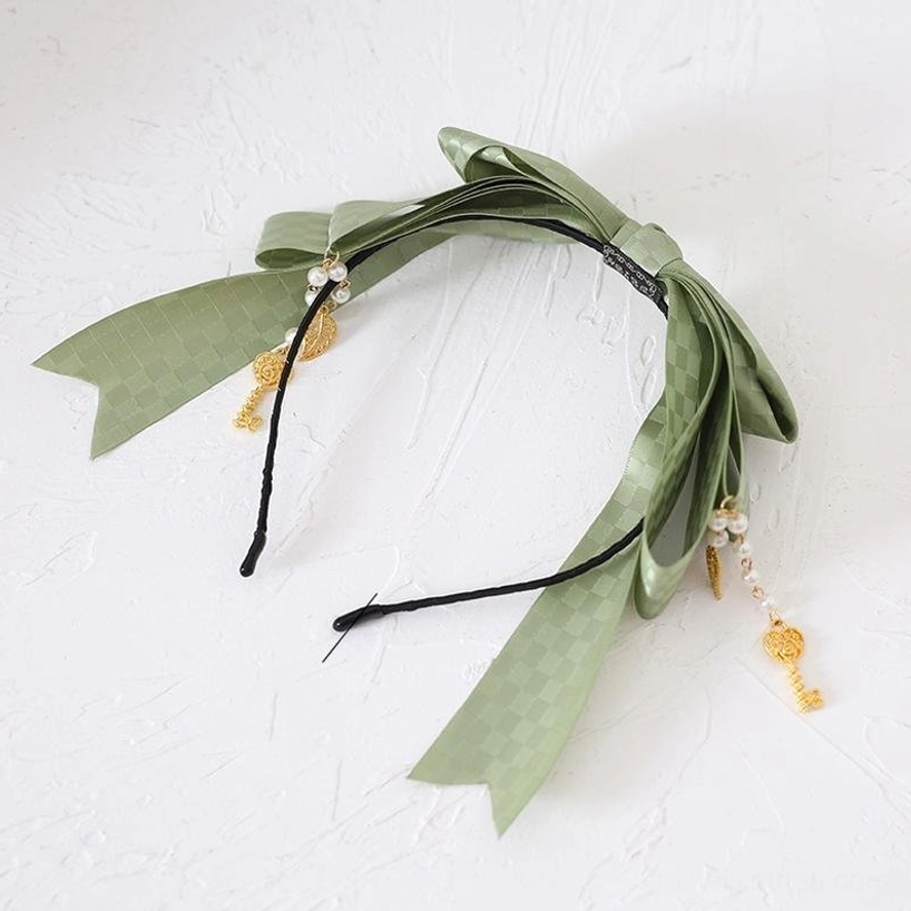 Leaf and pearl chain matcha green Jirai Kei hair clip combining botanical leaf accents with delicate pearl bead chains and gold metal detailing—nature-inspired alternative accessory