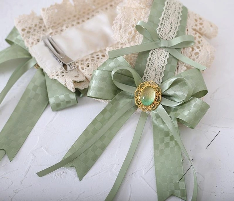 Matcha green Jirai Kei daisy choker necklace featuring delicate daisy flower embellishments, romantic lace trim, perfect for flower-inspired alternative fashion lovers