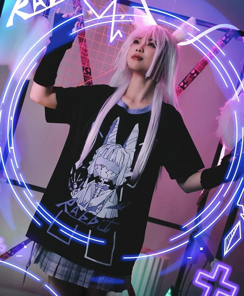 Mechanical rabbit print oversized black tee half-body oblique view model with white long hair rabbit ear ornaments arm sleeves blue neon circles
